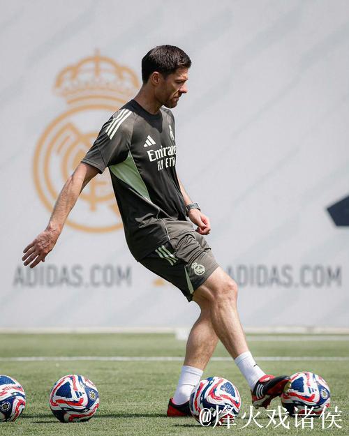 巴萨全场球迷高声嘲讽:阿隆索,你就留在皇马吧! 巴萨全场球迷高声嘲讽:阿隆索,你就留在皇马吧!